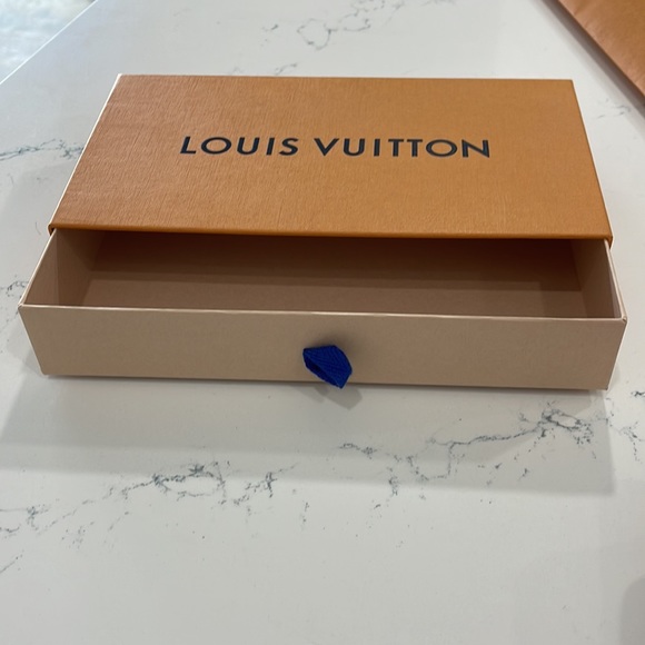 Louis Vuitton' Zippy wallet. Monogram canvas with red accents. Can be a clutch. - Picture 4 of 9